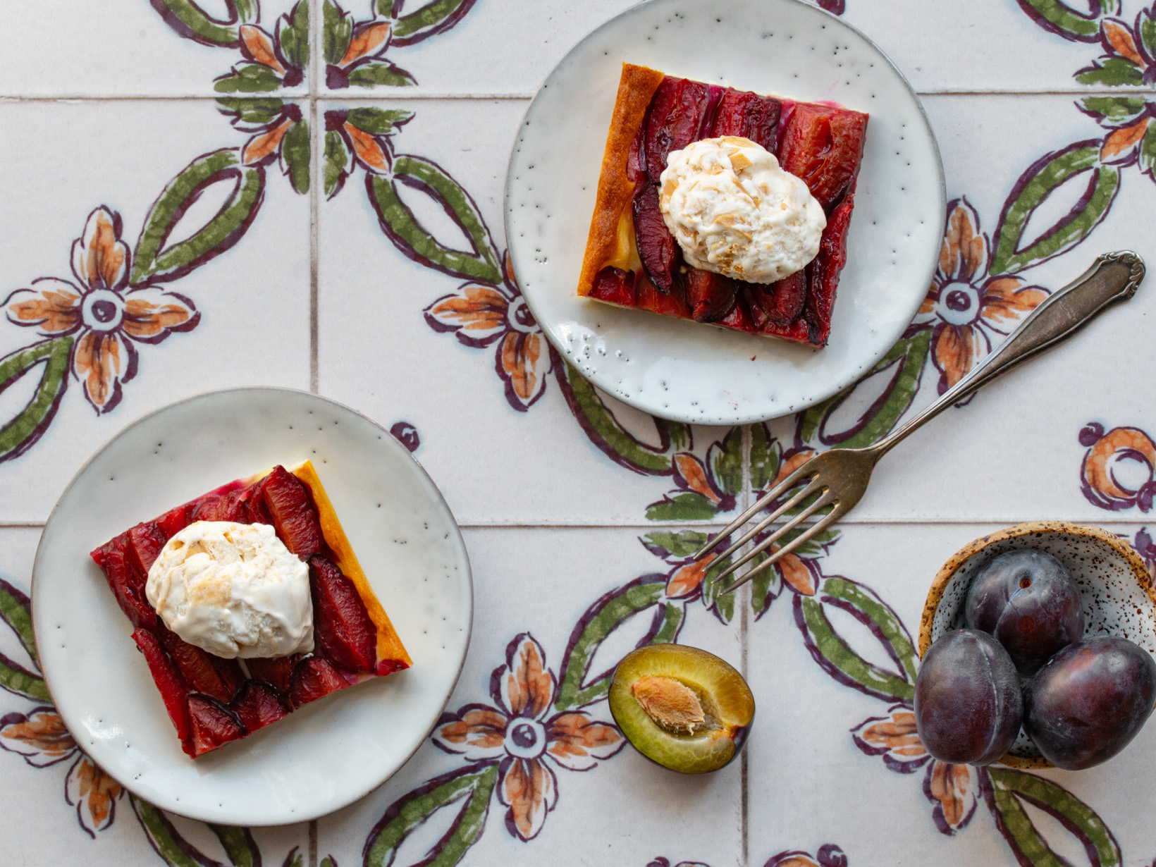 Zwetschkenkuchen vom Bleck, Pflaumenkuchen, Zuckerfreier Pflaumenkuchen, Zwetschgenkuchen ohne Zuckerzusatz, Zwetschgenkuchen mit Sahne ohne Zucker, Zwetschkenkuchen mit Birkenzucker, Obstkuchen mit Xylit