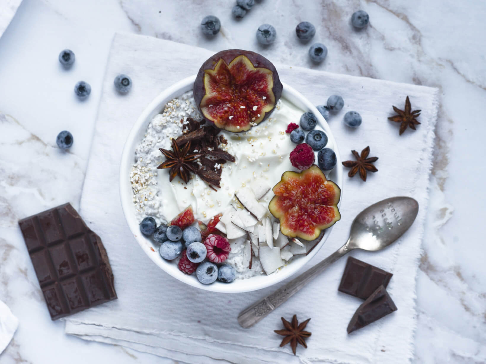 Chia Bowl, Chia Bowl mit Früchten, Chia Bowl mit Feigen, Frühstücksbowl, Frühstücksbowl gesund, Frühstücksbowl vegan, Vegane Frühstücksbowl, Vegane Bowl, Früchte Bowl