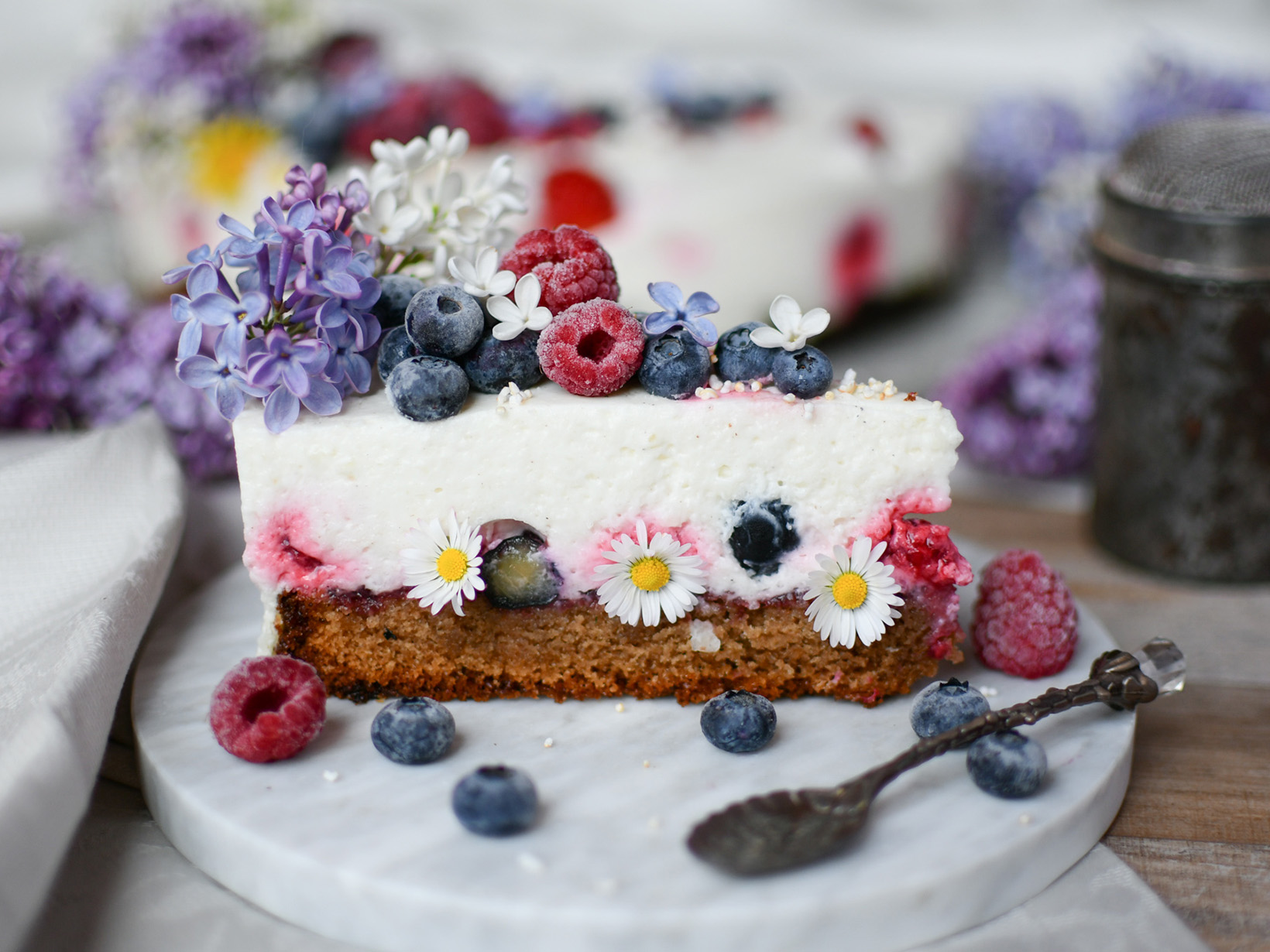 Torte für den Frühling, Joghurttorte, Joghurttorte mit Beeren, Joghurttorte mit Himbeeren, Joghurttorte mit Heidelbeeren, Frühlingstorten, Joghurttorte mit Gelatine, Protein Joghurttorte, Proteintorte