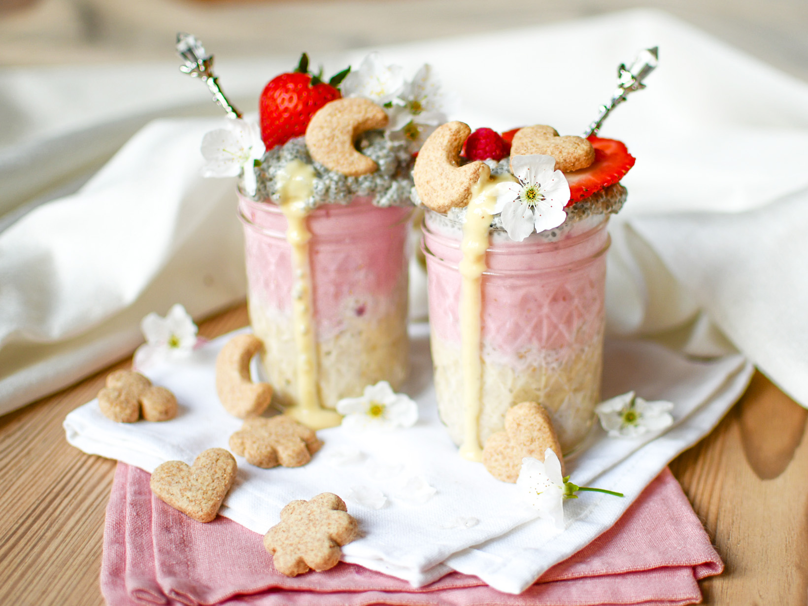 Erdbeer Dessert im Glas mit Keks, Keks Dessert, schnelles Dessert im Glas, einfaches Dessert, Nachtisch im Glas, Nachspeise im Glas, Erdbeer Dessert, Schichtdessert, Erdbeer Nachtisch, Erdbeer Nachspeise, Veganes Dessert, veganes dessert im glas, ruckzuck dessert, zuckerfreies dessert, dessert ohne zuckerzusatz, dessert zuckerfrei vegan