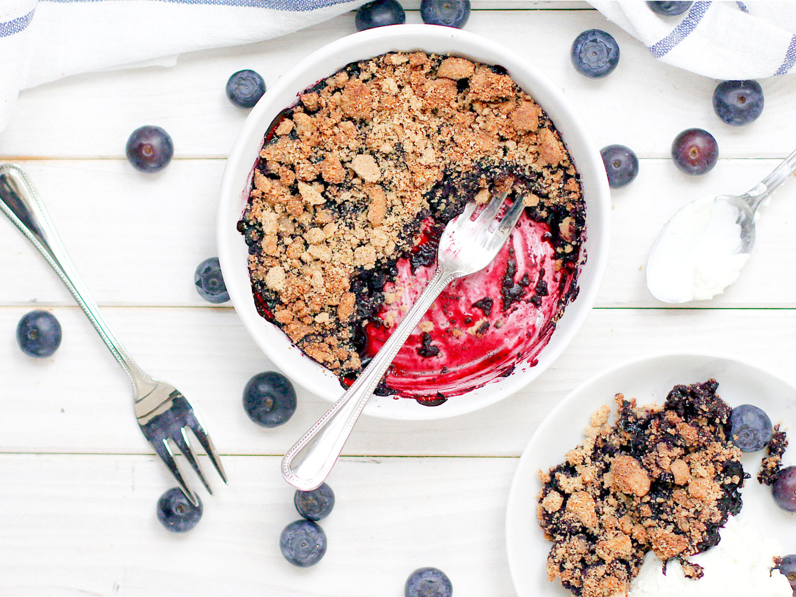 schneller beeren crumble, beeren crumble mit haferflocken, Veganer Beeren Crumble, Crumble ohne Butter, Crumble zuckerfrei, Crumble ohne Zucker, Crumble gesund, Heidelbeer Crumble, Crumble mit Blaubeeren