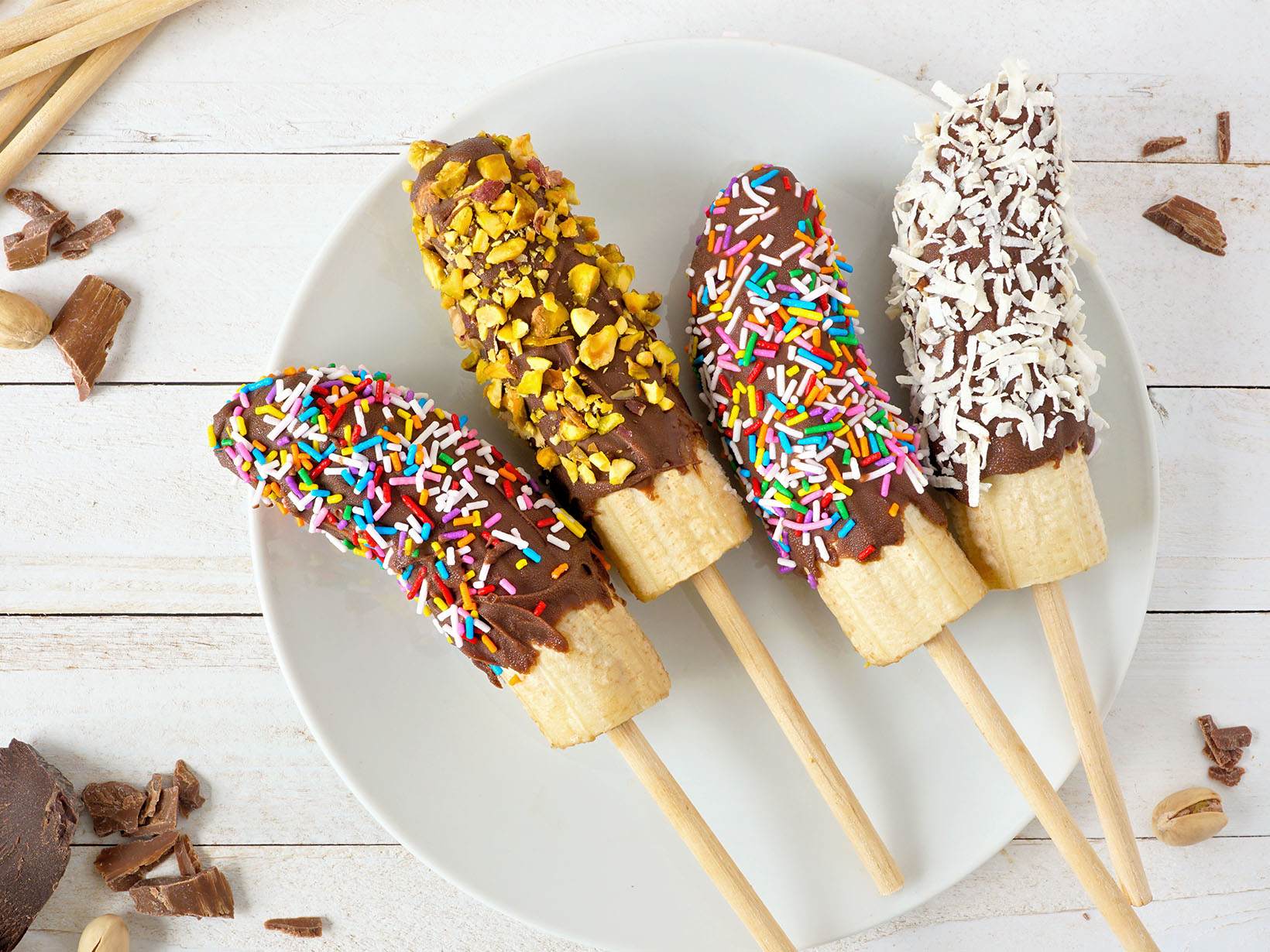 Bananen Schoko Spieße, Schoko Banenen Pops, Schoko bananen Popsicles, Bananeneis am Stiel, Schokobananen selber machen, Schokobananen, Vegane Schokobananen, Zuckerfreie Schokobananen, Schokofrüchte, Schokofrüchte selber machen, Schokofrüchte vegan, Schokofrüchte zuckerfrei