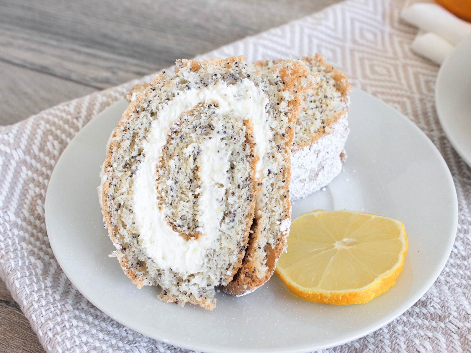 Zitronenroulade, Zitronenroulade mit Sahne, Zitronenroulade ohne Zucker, Mohnroulade ohne Zucker, Mohnroulade zuckerfrei, Mohnroulade mit Sahne, Zitronen-Mohn-Kuchen, Zitronen-Mohn-Roulade, Zitronenroulade mit Topfen, Zitronenroulade mit Quark