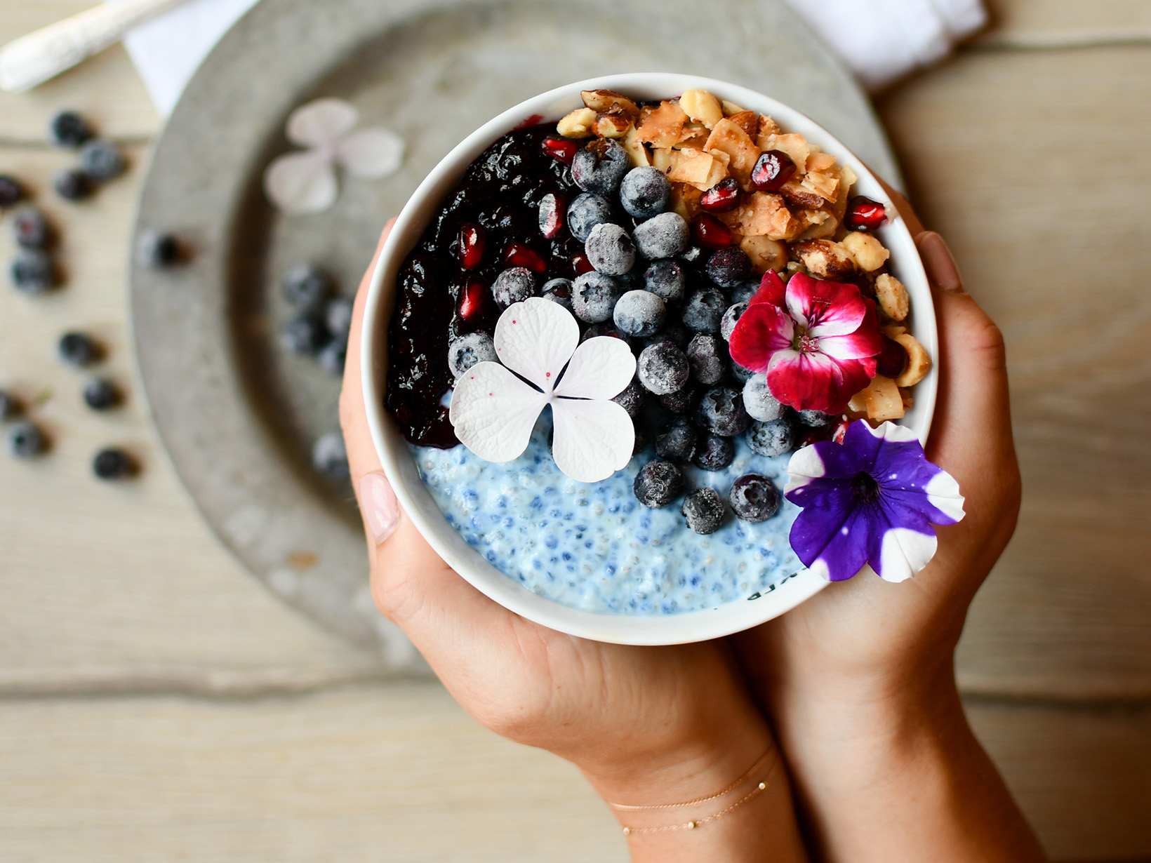 Smootbie Bowl, Heidelbeer Bowl, Smoothie Bowl mit Chia, Spirulina Bowl, blaue Smoothie Bowl, blue Smoothie bowl